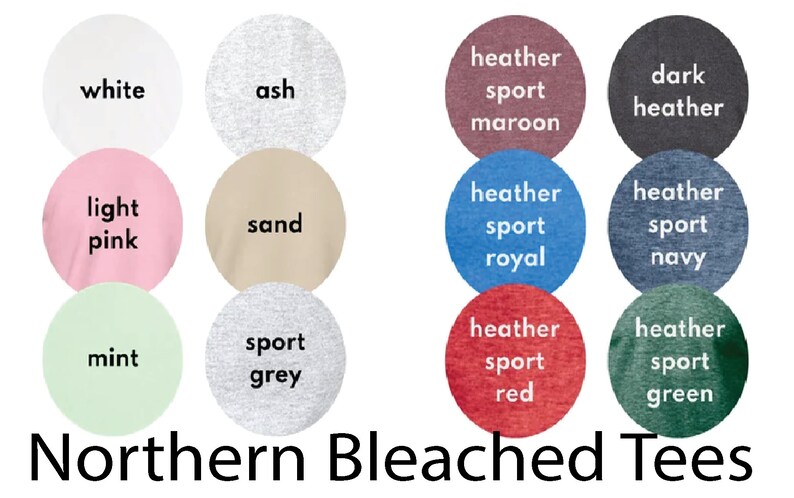 Puede incluir: Imagen que muestra una variedad de opciones de color de camisetas. Los colores incluyen blanco, ceniza, rosa claro, arena, menta, gris deportivo, brezo granate, brezo oscuro, brezo deportivo real, brezo deportivo marino, brezo deportivo rojo y brezo deportivo verde. El texto dice "Northern Bleached Tees".