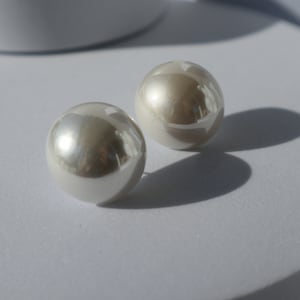 Simple big pearl earrings women's fashion temperament retro small fragrance earrings silver needle half a super large pearl image 4