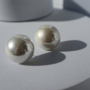 Simple big pearl earrings women's fashion temperament retro small fragrance earrings silver needle half a super large pearl image 6