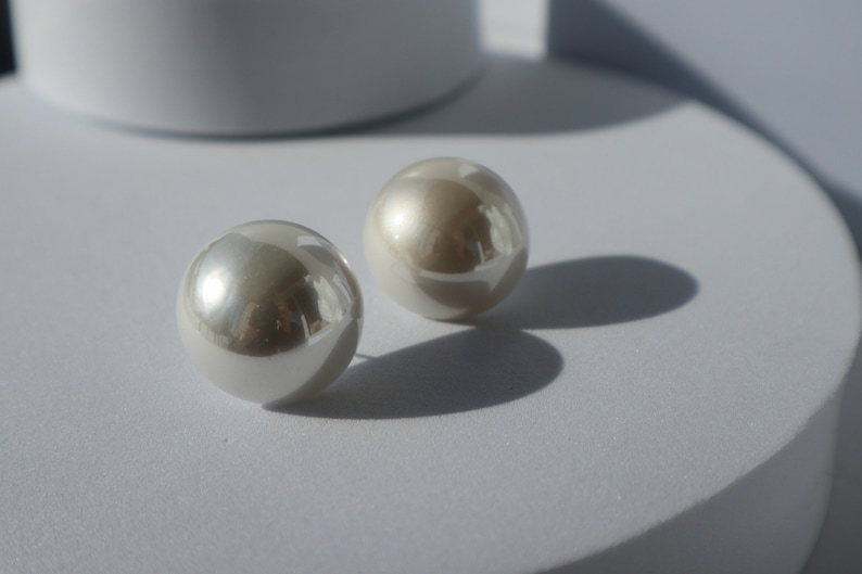 Simple big pearl earrings women's fashion temperament retro small fragrance earrings silver needle half a super large pearl image 6