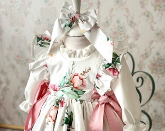 Vestido de bebé de algodón con estampado floral vintage, delantal con volantes y pinza para el pelo.