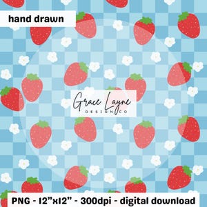 Op de afbeelding: Een naadloos digitaal papierpatroon met rode aardbeien en witte bloemen op een blauw-wit geruite achtergrond. De tekst "hand drawn" en "Grace Layne DESIGNCO" zijn ook in het ontwerp opgenomen. Het patroon is 12 inch bij 12 inch en 300 dpi.