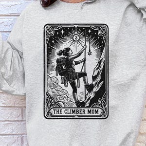 Bergsteiger Mama kundenspezifische Tarotkarte, Mutter-Tarot-Druck, Frau Tarot, SPORTS Shirt, Astrologie Geschenk Mama, Kletterer Geschenkidee, Tarotkarten-Hemden