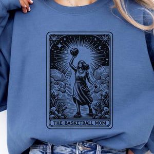 La carte de tarot personnalisée de maman de basket-ball, chemises de carte de tarot, maman cadeau astrologie, anniversaire de maman médium, étiquette de nom de basket-ball, tee-shirt de tarot de grand-mère