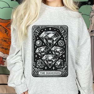 Carta de tarô dos diamantes, presente Mystical Mama, design de tarô personalizado, atividade com nome personalizado, camiseta Shine Bright, impressão de tarô personalizada, criada por IA