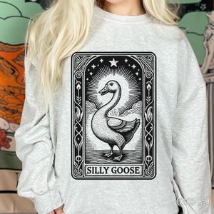 Carta del tarot del ganso tonto, camiseta del ganso tonto, top para amantes de los pájaros, look campestre, estampado de tarot personalizado, camiseta de mamá pájaro, diseño de tarot personalizado