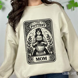 Carta del tarot de la madre alfarera, regalo personalizado para la madrina, diseño de tarot personalizado, carta del tarot de la abuela, enseñanza de cerámica, camiseta divertida de cerámica, creada por IA