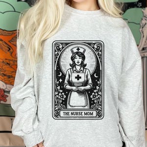 Carta de tarô da mãe enfermeira, Camisetas de tarô, Tarô personalizado, Enfermeira do turno da noite, Camiseta de enfermeira fonoaudióloga, Presente de mãe mística, Blusa de enfermeira vintage