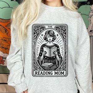 Die lesende Mama Tarotkarte, benutzerdefiniertes Tarot Design, individuelles Geschenk für die Patin, Fantasy-Buchgeschenk, Oma Tarotkarte, Mutter Tarotdruck, KI erstellt