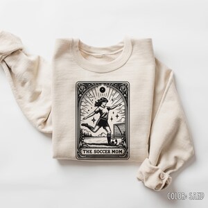 La carte de tarot personnalisée de maman du football, football de lycée, impression de tarot de mère, anniversaire de maman voyante, chemise de diseuse de bonne aventure, sweat à capuche de football pour filles