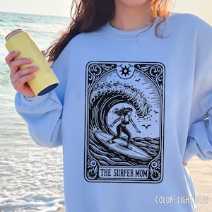 Surfer Mama Tarot Shirt, Mama Tarot Sweatshirt, Kundenspezifisches Tarot Design, Surfer Shirt Geschenk, Astrologie Geschenk Mama, Esoterik Geschenk