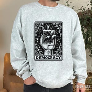 Camiseta de tarô da democracia, Estampa de tarô personalizada, Carta de tarô personalizada, Presente para patriota, Tarô para marido, Camiseta da democracia, Presente político para ela