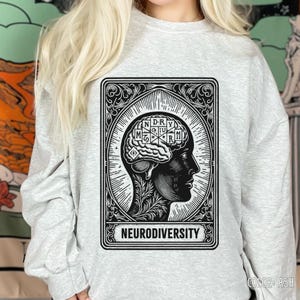 Carta del tarot de la neurodiversidad, camiseta de salud cerebral, tarot de terapeuta, regalo para mamá mística, vida neurospicante, regalos para papá con TDAH, regalo para amantes del autismo