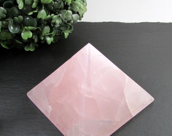 Gran pirámide de cristal de cuarzo rosa