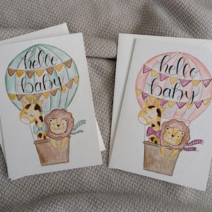 Karte zur Geburt mit Schriftzug "Hello Baby", Handlettering, Aquarell, Heißluftballon, Ballon, Tiere, Giraffe, Löwe, personalisiert