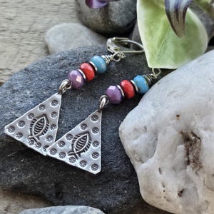 Brincos triangulares coloridos estilo boho com fecho de alavanca, estampados com peixes.