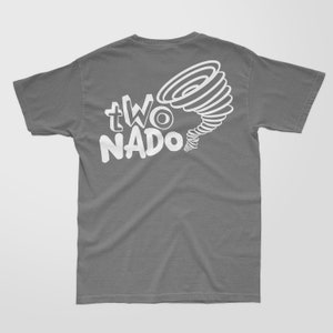 Puede incluir: Una camiseta gris con un gráfico blanco de un tornado y el texto "two NADO".