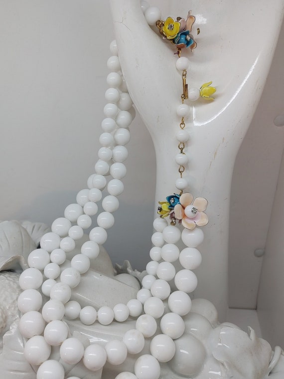 Charming 3 Strand White Bead Necklace With Floral… - image 1