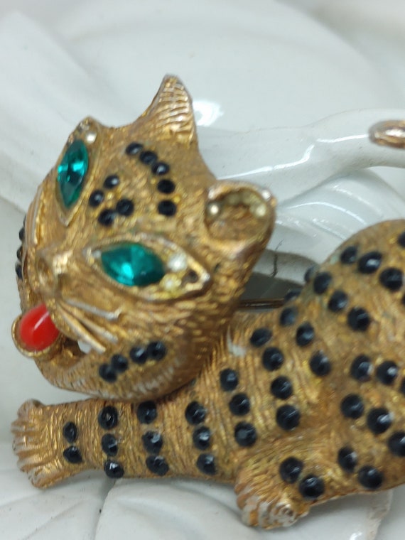 Fun Mid Century Happy Cat Pin Brooch.