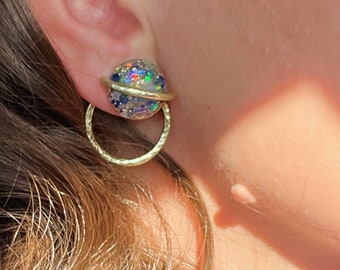 Out of this World Chirurgenstahl Saturn Ohrstecker mit Kreis Ear Jacket Ohrringe, Statement Ohrringe, Einzigartiger Harz Schmuck