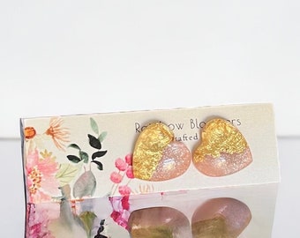 Farbe des Jahres: Pfirsichflaum und goldene Herzohrringe, handgefertigter Harzschmuck