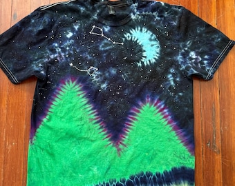 Camiseta tie-dye nocturna con estampado de montaña, luna, Osa Mayor y Osa Menor, estilo hippie, tallas para jóvenes y adultos, hecha a medida.