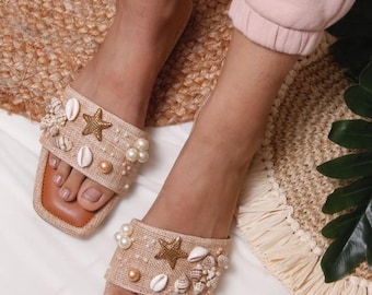 Sandalias planas con conchas marinas