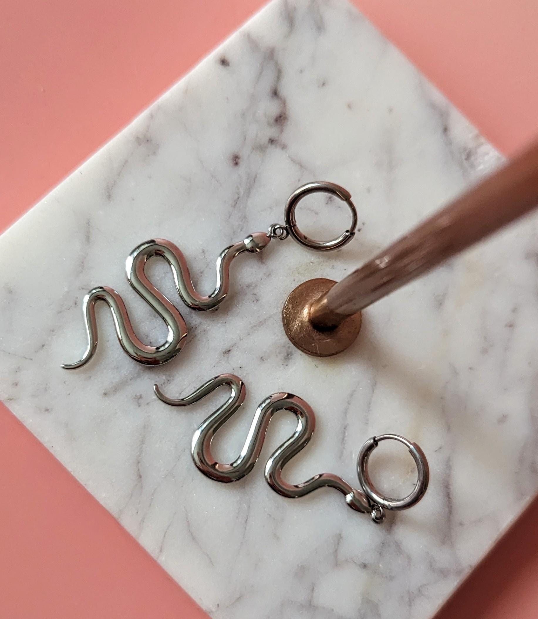 GAUEIOUR Orecchini a bottone a forma di serpente retrò, gioielli in acciaio inox, gioielli alla moda per Halloween, regali per donne