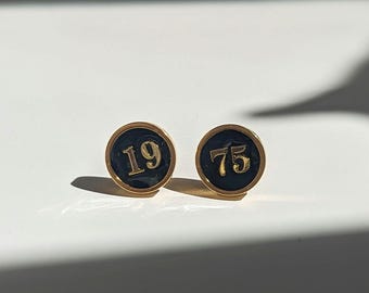 Pendientes de 1975 / Pendientes de botón / Minimalista / Acero inoxidable bañado en oro / Pendientes de botón / Negro y dorado