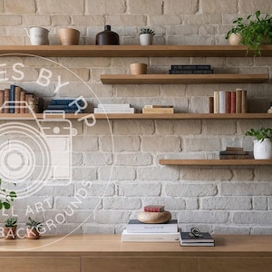 Könnte beinhalten: Eine weiße Backsteinwand mit Holzregalen, auf denen Bücher, Pflanzen und Dekorationsartikel stehen. Die Regale befinden sich an einer weißen Backsteinwand. Vor den Regalen steht ein Holztisch mit einem Stapel Bücher und einem Dekorationsgegenstand darauf.