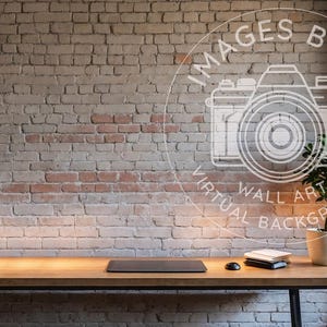 Könnte beinhalten: Ein Holztisch mit Laptop, Maus und Büchern steht vor einer Backsteinmauer. Eine kleine Topfpflanze und ein Fenster sind sichtbar. Das Bild hat eine warme, einladende Atmosphäre, geeignet für ein Homeoffice oder einen Arbeitsplatz.