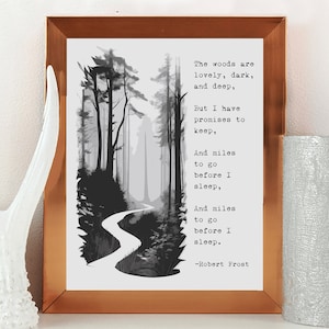 以下が含まれることがあります： 森の中を蛇行する道を描いた白黒のイラスト。テキストは「The woods are lovely, dark, and deep, But I have promises to keep, And miles to go before I sleep, And miles to go before I sleep. -Robert Frost」
