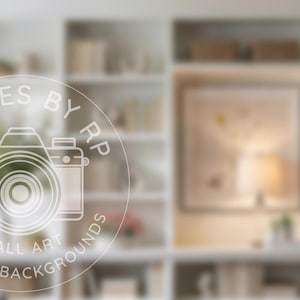 Puede incluir: Una imagen borrosa de una estantería blanca llena de libros y objetos decorativos. Una imagen enmarcada cuelga de la pared. El texto "IMAGES BY RP VIRTUAL WALL ART BACKGROUNDS" está superpuesto en la imagen.