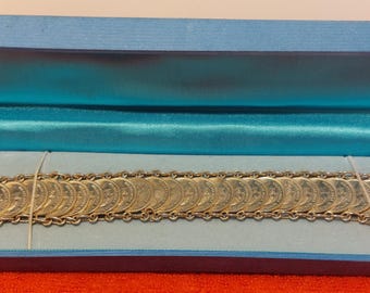 Una hermosa pulsera de monedas de plata. 53 gramos de peso.