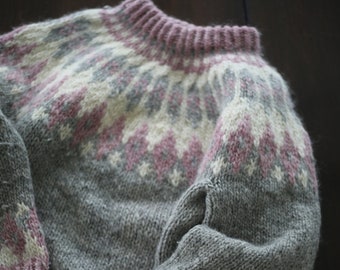 Pull islandais Fair Isle vintage des années 80 et 90 en laine 100 tricoté à la main fabriqué en Écosse fait main scandinave rose gris pastel blanc sourdine nordique