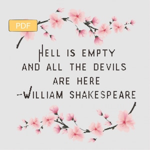 Puede incluir: Un patrón de punto de cruz PDF imprimible con una cita de William Shakespeare: "El infierno está vacío y todos los demonios están aquí." La cita está rodeada de un borde floral de flores de cerezo rosas.