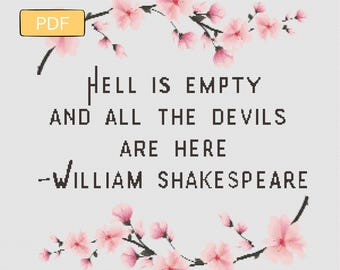 Puede incluir: Un patrón de punto de cruz PDF imprimible con una cita de William Shakespeare: "El infierno está vacío y todos los demonios están aquí." La cita está rodeada de un borde floral de flores de cerezo rosas.