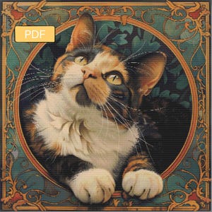 Peut inclure: Un chat calico aux yeux verts lève les yeux, la bouche légèrement ouverte. Le chat est encadré dans un cadre doré décoratif et orné sur un fond vert.