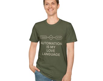 Könnte beinhalten: Olivgrünes T-Shirt mit dem Text "AUTOMATION IS MY LOVE LANGUAGE" in hellgrauer Schrift. Oberhalb des Textes befindet sich ein Diagramm mit den Wörtern "TRIGGER", "LOGIC" und "ACTION". Das T-Shirt hat einen Rundhalsausschnitt.