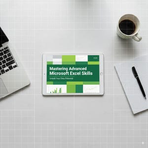 Könnte beinhalten: Ein Laptop, ein Tablet, eine Kaffeetasse, ein Notizblock und ein Stift sind auf einer hellgrauen Rasteroberfläche angeordnet. Das Tablet zeigt den Text "Mastering Advanced Microsoft Excel Skills" mit einem grün-weißen Design. Eine Tasse Kaffee steht in der Nähe des Notizblocks.
