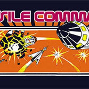 Puede incluir: Un gabinete de juego de arcade vintage con un fondo negro y acentos naranjas. El juego se llama "Missile Command" y presenta una nave espacial, explosiones y el logotipo de Atari. El gabinete tiene dos rejillas de altavoces.
