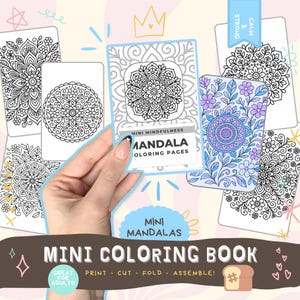 Op de afbeelding: Een verzameling mini mandala kleurplaten. De omslag, vastgehouden door een hand, toont de tekst "MINI MINDFULNESS MANDALA COLORING PAGES". De pagina's tonen ingewikkelde bloemen- en geometrische ontwerpen. De tekst "MINI COLORING BOOK" staat onderaan.