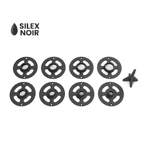 Peut inclure: Un ensemble de huit anneaux en plastique noir avec un trou central et une pièce en plastique noir en forme d'étoile. Les anneaux sont conçus pour être utilisés comme espaceurs ou supports pour les pieds de meubles.