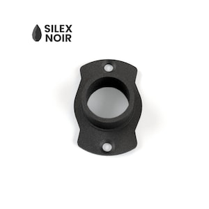 Puede incluir: Accesorio de tubería de plástico negro con dos agujeros y una abertura redonda.