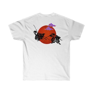 Puede incluir: Camiseta blanca con una ilustración en blanco y negro de dos guerreros samuráis luchando frente a un sol rojo con nubes moradas.