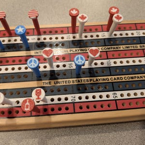 Peace, Love, & Cribbage - Des chevilles pour lit de bébé uniques pour vous