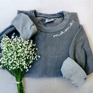 Embroidered Mama Comfort Colors® Sweatshirt with Kid Name, Grandma Crewneck, Mama Sweatshirt, New Mom Gift, Gift For Mom