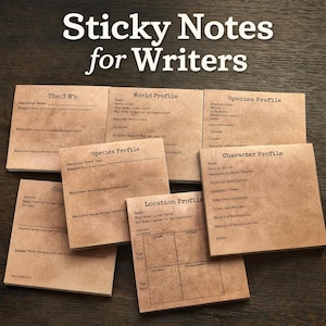 Peut inclure: Plusieurs blocs-notes adhésifs bruns pour écrivains, avec des titres tels que « Les 3 questions », « Profil du monde » et « Profil du personnage ». Le texte « Sticky Notes for Writers » est en haut.