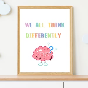 Könnte beinhalten: Ein gerahmter Druck mit einem rosa Cartoon-Gehirn, das eine Brille trägt, und einem Regenbogentext, der "Wir denken alle anders" sagt.