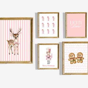 Peut inclure: Ensemble de six impressions d'art mural imprimables sur le thème de Noël en rose et blanc. Les impressions présentent un cerf, un casse-noisette, des personnages en pain d'épices, des cannes en sucre et le texte "Let it Snow".
